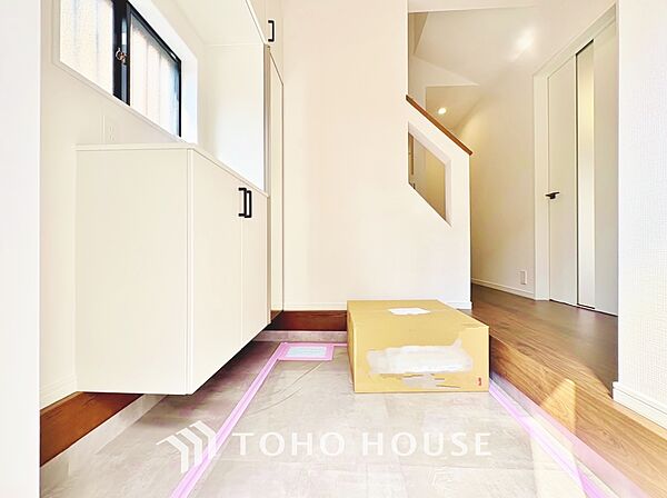 毎日みんなを見送り、そして迎え入れる場所だから。帰りたくなる家をテーマに設計した、自慢の玄関です。