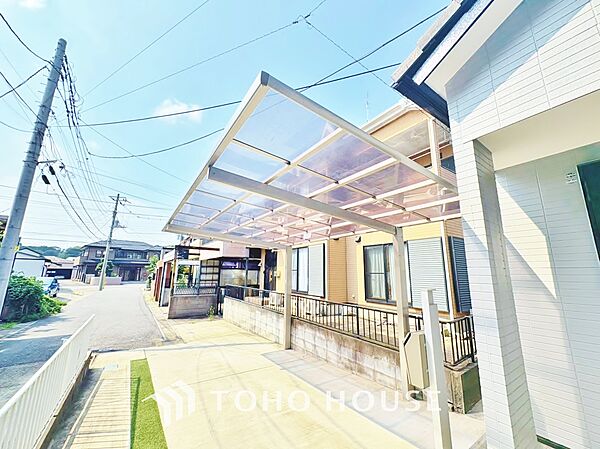 カーポートを設けることで、夏場の車内の温度が上がるのを防ぎ、また雨や鳥の糞などの汚れも防ぐことができるのでお車のメンテナンスも軽くなります。