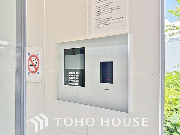 集合住宅のエントランスには住戸内部と通話できるモニター付きのインターホンが設置されています。
