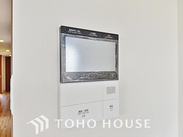 誰が来てもわかる様にモニター付きインターホンを設置。家事導線を考慮した個所に設置し、防犯性と利便性に優れ快適と安らぎを合わせた優しい設計。