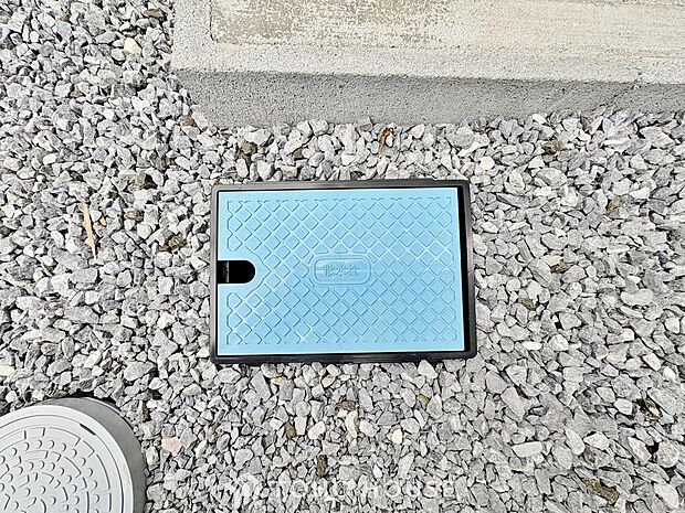 屋外で水を使うための給水口。 家庭用の散水栓は、蛇口が地面下の箱の中に設置され、ホースを接続して使用するかたちのものが多いです。