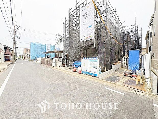 街並みの風景に包み込まれながら、瀟洒な印象も湛えて佇みます。