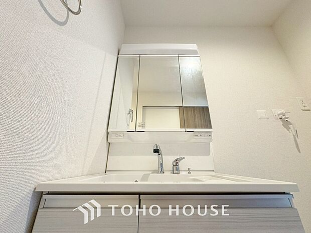 手で洗いたい大切な服など、広く使えると助かる洗面台は汚れの付きにくい形状と素材で造られております。