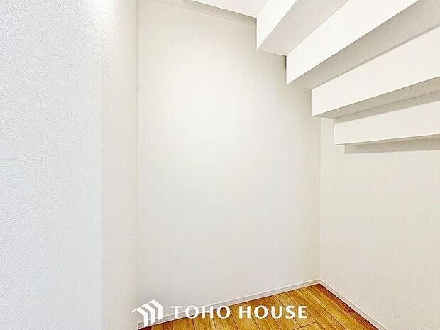 ウォークインクローゼットは洋服だけでなく、帽子や鞄などの小物もまとめて収納できるのが嬉しいですよね。