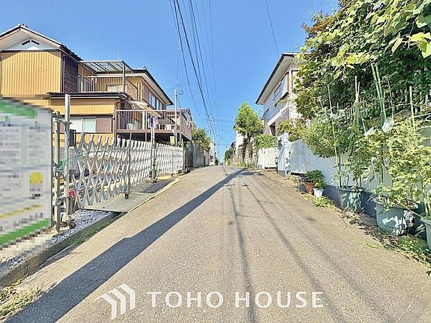 街並みの風景に包み込まれながら、瀟洒な印象も湛えて佇みます。