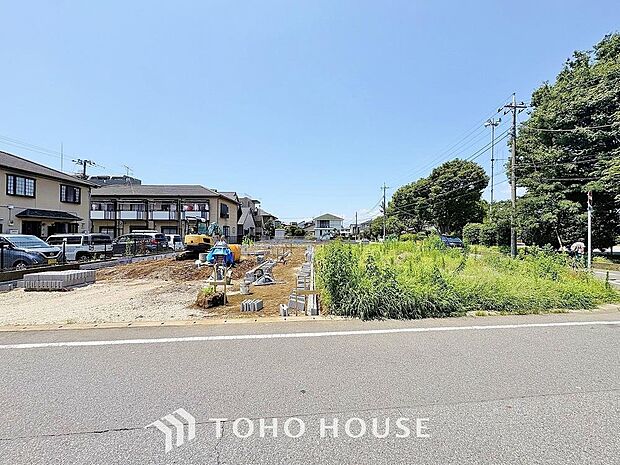 街並みの風景に包み込まれながら、瀟洒な印象も湛えて佇みます。