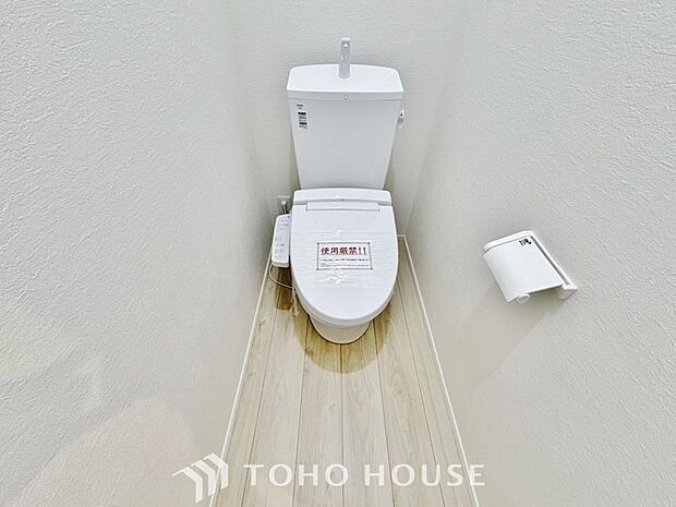 十分な広さと清潔感のあるカラーで纏まったおトイレ。時間に余裕とゆとりを持たせます。