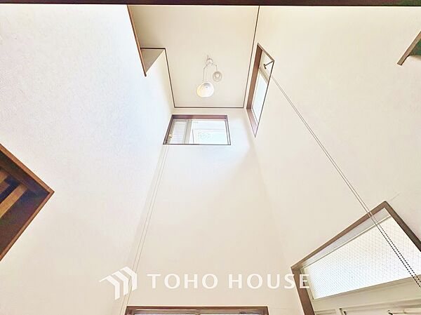 吹き抜けを採用した為、天井が高く見え、視界が抜けて視覚的に広く開放感を感じます。