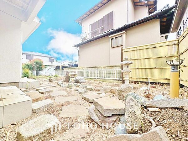 めまぐるしく過ぎ行く日々の中で、休息と癒しを提供してくれる空の下のプライベート空間があります。