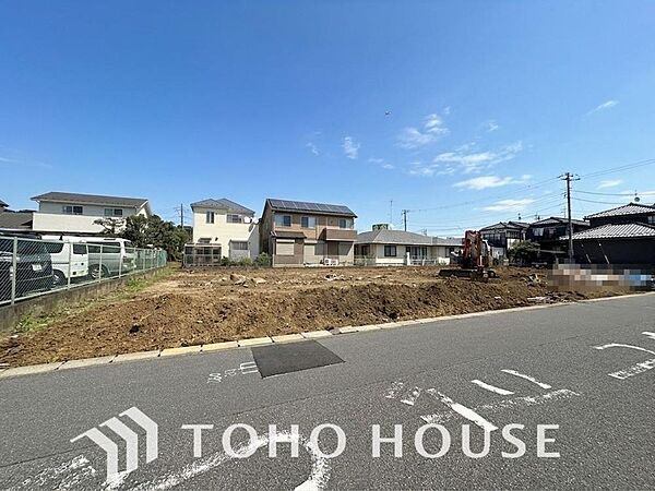 街並みの風景に包み込まれながら、瀟洒な印象も湛えて佇みます。