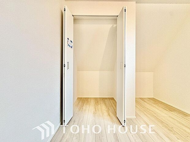 奥行きあるクローゼットを採用。衣装ケースや、掃除機といった物を収納できるような造りになっております。