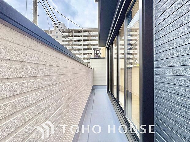 暖かい陽差しが差込むバルコニーでは、晴れた日には洗濯物が良く乾きます。また、手を伸ばせば、ふれること