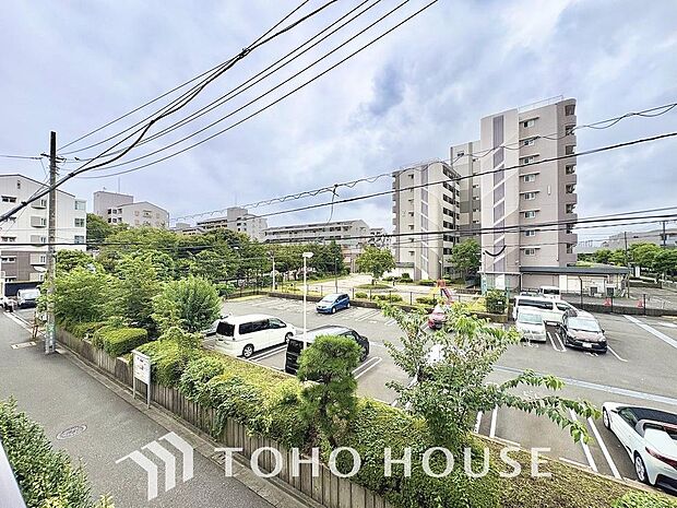 頬をなでる優しい風を感じることが出来るバルコニー。つい深呼吸をしたくなる気持ちの良い眺望です。