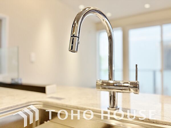 ワンタッチで浄水と原水と切り替えできる、見た目にもスマートな浄水器一体型の水栓。