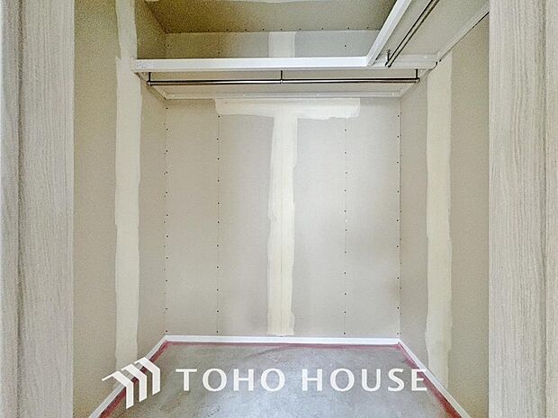 建物内部の収納には拘っております。共有部分に設けた収納。お荷物が多い方にも安心です。