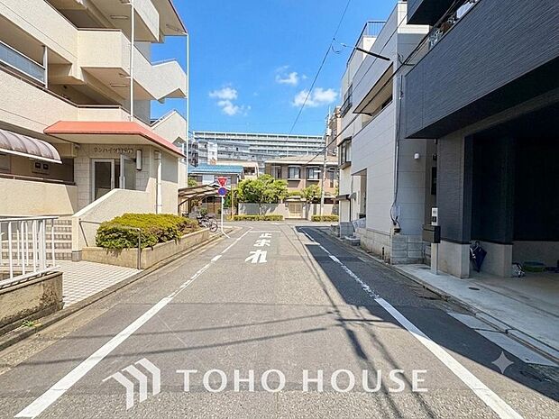 街並みの風景に包み込まれながら、瀟洒な印象も湛えて佇みます。
