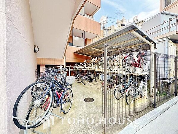 広さがしっかり確保された、敷地内駐輪場。最寄り駅までの距離は徒歩19分と、少し距離は有りますが、住まう方々に不便を感じさせないような、本邸宅の建築士の配慮が垣間見えます。