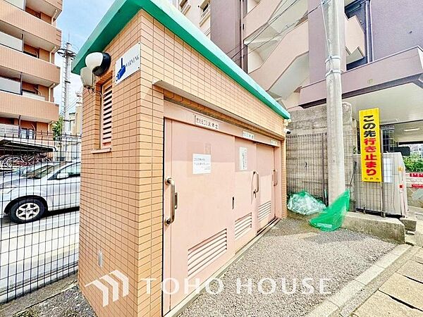 敷地内にゴミ置き場があると、外に出る必要が無いので、ごみ出しが短時間で終わります。外部の人にごみを見られたり持っていかれたりする心配がないので、防犯面も安心です。