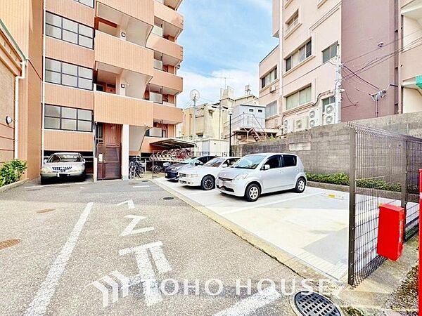 「確保された駐車スペース」近隣の駐車場まで歩く必要がありません。 子どもや高齢者がいる世帯では駐車場から自宅までの距離が短い方が便利かつ、お荷物を運ぶ際にも距離が短い事で気軽に買い物を楽しめます。