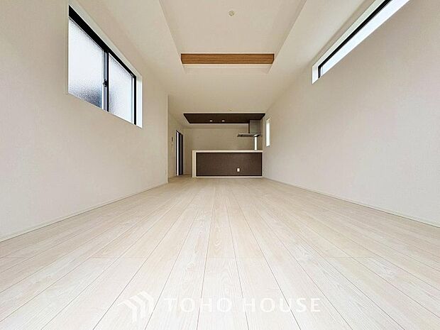 家族が自然と集まる明るいリビング。広々とした空間で豊かな時間をお過ごしください。