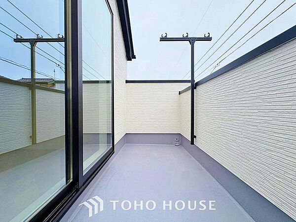 頬をなでる優しい風を感じることが出来るバルコニー。つい深呼吸をしたくなる気持ちの良い眺望です。