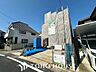 周辺：街並みの風景に包み込まれながら、瀟洒な印象も湛えて佇みます。
