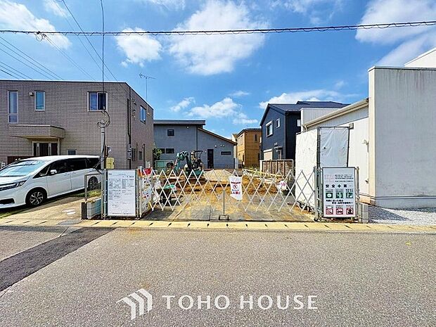 周辺に建ち並ぶ邸宅も、それぞれに個性がありながらも全体的に瀟洒な雰囲気を醸し出している邸宅街の一角。