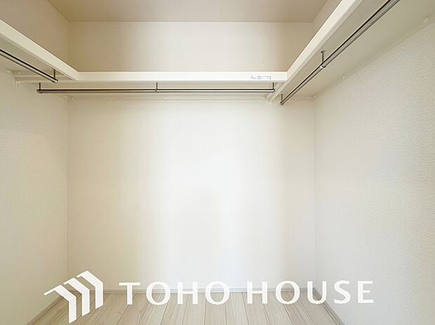 奥行きあるクローゼットを採用。衣装ケースや、掃除機といった物を収納できるような造りになっております。