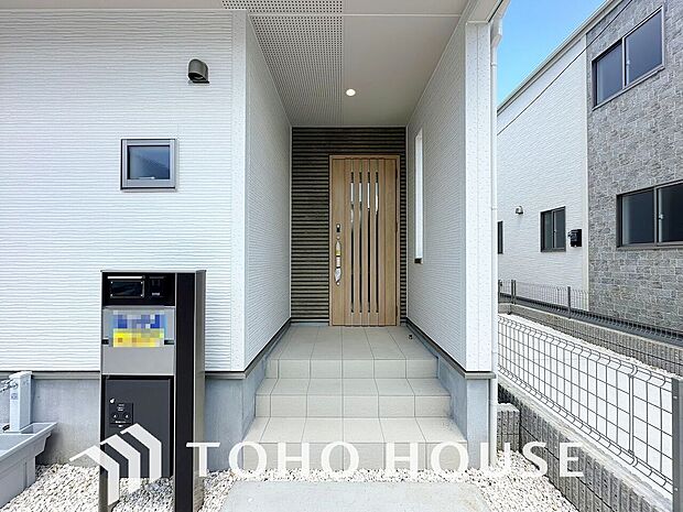 毎日みんなを見送り、そして迎え入れる場所だから。帰りたくなる家をテーマに設計した、自慢の玄関です。