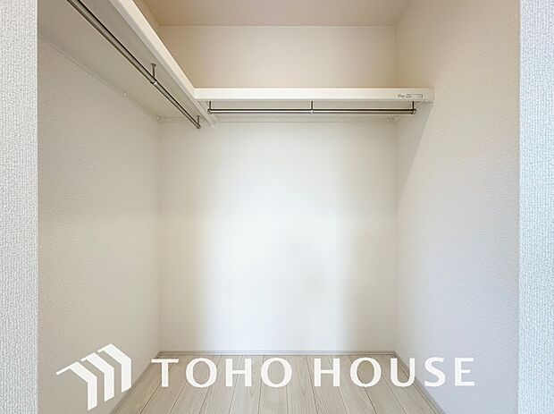 奥行きあるクローゼットを採用。衣装ケースや、掃除機といった物を収納できるような造りになっております。