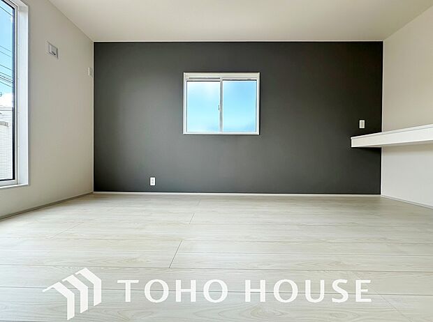 クロスの一部に違う色や柄を取り入れ、単調になりがちなお部屋の雰囲気を変えるアクセントクロスを採用。