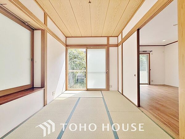 和室を設けておきたいという人の為に、和の良さは残しつつ、洋の空間とも違和感なく調和するモダンな和洋室