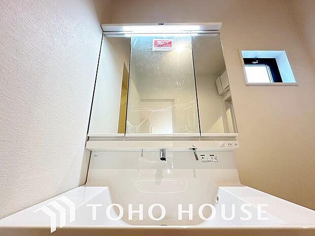 身だしなみのチェックがしやすい大きな鏡、下には収納がたっぷり。スッキリとした空間を演出いたします。