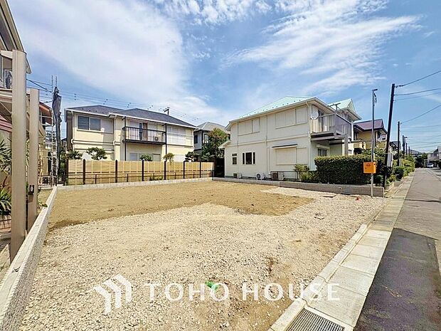 街並みの風景に包み込まれながら、瀟洒な印象も湛えて佇みます。