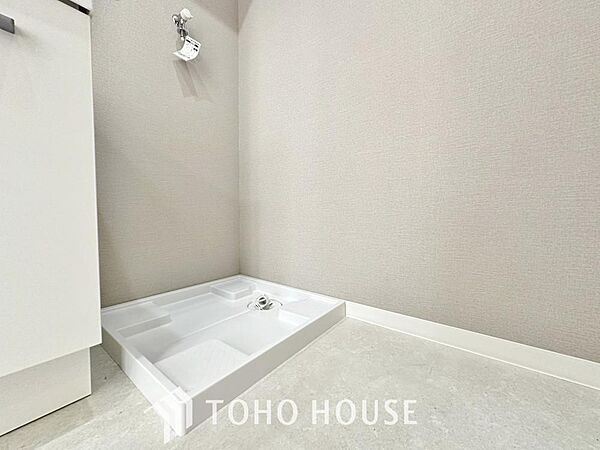 脱衣所内に洗濯機を置けるスペースを確保。ご家族のお洗濯物を洗う際にも大容量の洗濯機を置けて便利です。