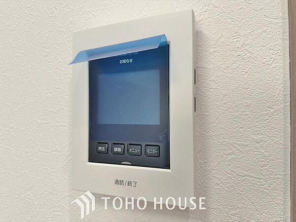 誰が来てもわかる様にモニター付きインターホンを設置。家事導線を考慮した個所に設置し、防犯性と利便性に優れ快適と安らぎを合わせた優しい設計。