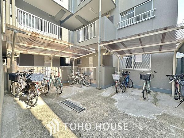 広さがしっかり確保された敷地内駐輪場。住まう方々に不便を感じさせないような、本邸宅の建築士の配慮が垣間見えます。