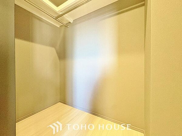 ウォークインクローゼットは洋服だけでなく、帽子や鞄などの小物もまとめて収納できるのが嬉しいですよね。