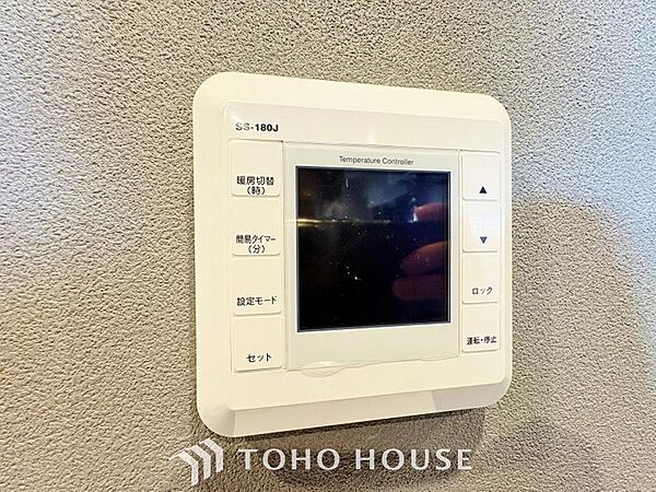 床暖房を設けられたリビングには、陽射しとともに、少しづつ装いを変える街の景観を眺めながら寛ぎの時間をお楽しみ頂けます。空気を汚さずに、優しく室内を快適な温度に保ちます