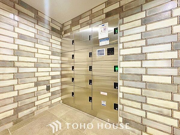 留守でも荷物が受け取れるため、共働きで昼間の宅配物の受け取りが困難な世帯や、インターネットショッピング等の通信販売をよく利用する人にニーズが高まっている。