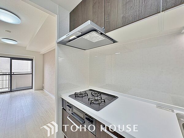 流行りのスリムタイプレンジフード。スタイリッシュな見た目はインテリアとしても高い人気がある型です。