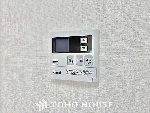 お風呂場と台所に操作リモコンが設置され、給湯リモコンは家事の最中でもボタン一つで簡単に沸かせます。