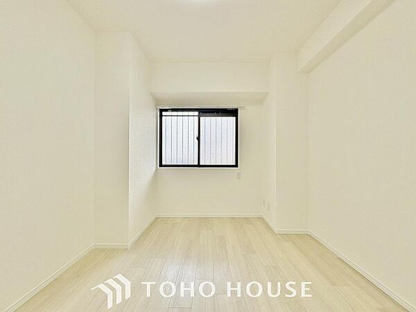 床とクロスの色をシンプルにし、疲れた日でも安らげる空間へ。帰宅する喜びのあるお部屋となるように。