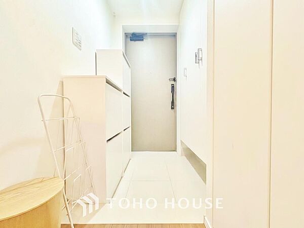 上質感漂う玄関へのアプローチ。家族の帰りを待ち、訪れる方を優しく迎える。そんな安らぎに満ちた生活空間を予感させる生活イメージが湧き出てきそうな物件です。