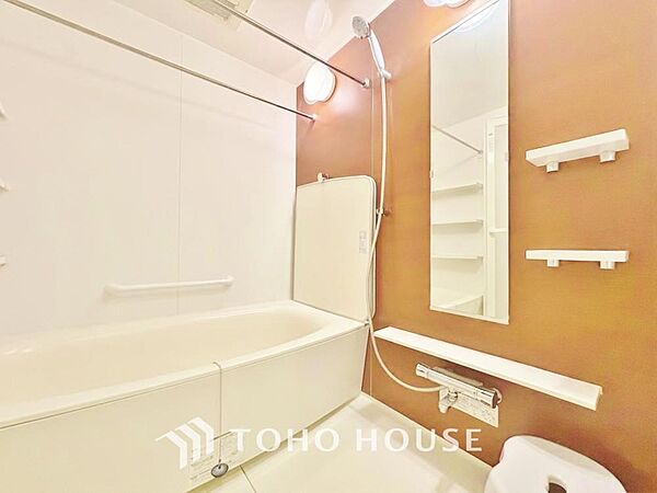 一日の疲れを癒すための心地よいバスタイムを演出する浴室はゆとりあるサイズを採用。また、足元が不安なお子様お年寄りにも安心な樹脂床材を使用致しました。