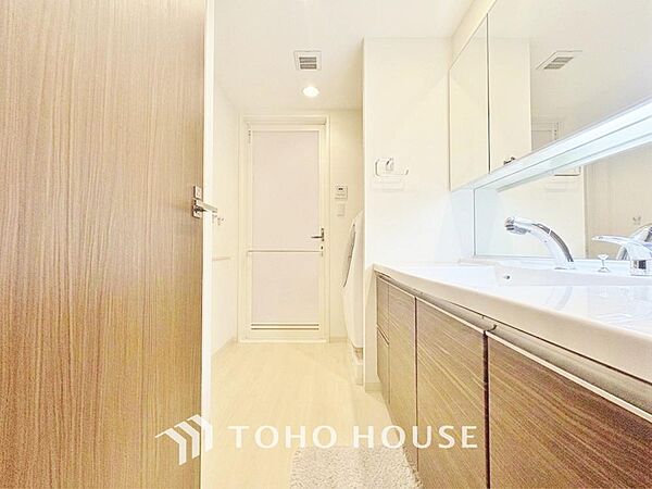 シンプルだからこそ使いやすく、平日の朝であっても、落ち着きとくつろぎを感じられる空間。気持ちよく身だしなみを整えられます。