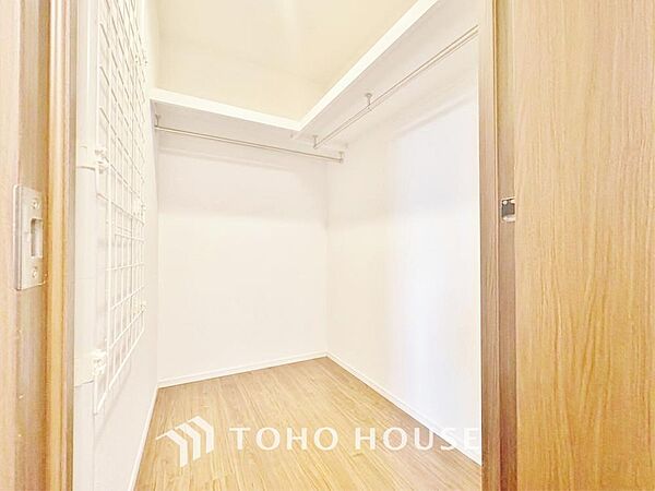 たっぷりと荷物が入るよう、ウォークインクローゼットを完備いたしました。画像と現地では大きさ、広さの感覚が違います。是非、ご自分の目で確かめてください。