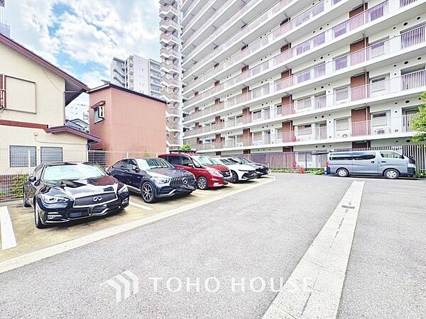 近隣の駐車場まで歩く必要がありません。 子どもや高齢者がいる世帯では駐車場から自宅までの距離が短い方が便利かつ、お荷物を運ぶ際にも距離が短い事で気軽に買い物を楽しめます。