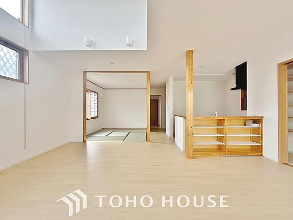 生活動線が確保されたリビングには陽光が降り注ぎ、自然とみんなが集まる空間へと仕上がっております。