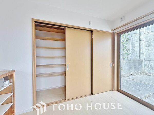 こちらの和室には押入が付いています。来客用のお布団や、こどものおもちゃをしまったり。